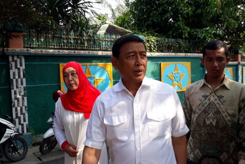 Menteri Koordinator bidang politik, hukum dan keamanan (Menkopulhukam) Wiranto.