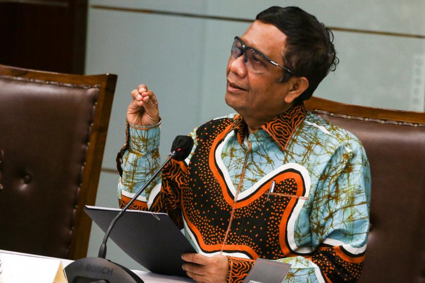 Menteri Koordinator Bidang Politik, Hukum dan Keamanan (Polhukam) Mahfud MD memberikan keterangan pers terkait UU ITE di Jakarta, Jumat (11/6/2021). Dalam keterangan tersebut, Mahfud mengatakan UU ITE masih sangat diperlukan untuk mengatur lalu lintas komunikasi di dunia digital. 