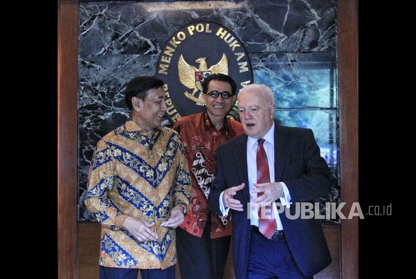 Menteri Koordinator Bidang Politik, Hukum, dan Keamanan Republik Indonesia Wiranto usai melakukan pertemuan dengan Duta Besar Australia Gary Quinlan AO di Kemenko Polhukam, Jakarta Pusat, Senin (4/6).