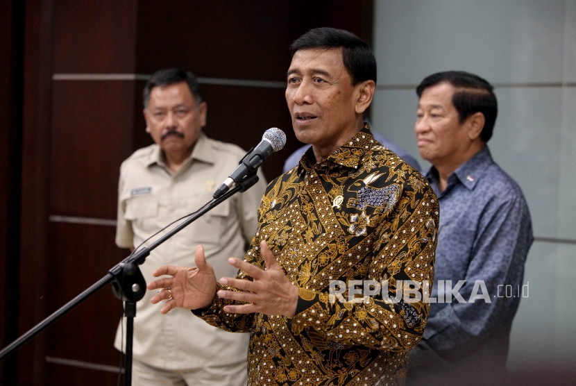 Menteri Koordinator bidang Politik, Hukum dan Keamanan Wiranto (tengah) 