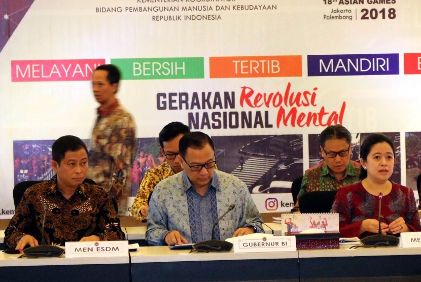 Menteri Koordinator budang Pembangunan Manusia dan Kebudayaan (Menko PMK) Puan Maharani usai Rapat Tingkat Menteri tentang  Perkembangan Integrasi Penyaluran Subsidi Energi Dalam 1(satu) kartu di kantor Kemenko PMK, Jakarta, Selasa 20 Juni 2017.