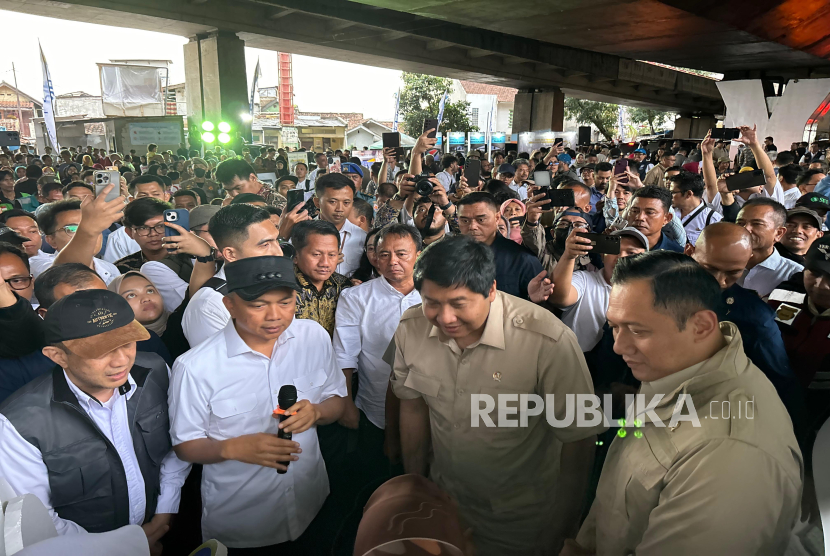 Menteri Koordinator Infrastruktur Kewilayahan Agus Harimurti Yudhoyono bersama Menteri PKP Maruarar Sirait dan Mendagri Tito Karnavian meninjau kolong jembatan Mochtar Kusumaatmadja, Kota Bandung, Rabu (18/12/2024). Mereka mengapresiasi penataan yang dilakukan di lokasi tersebut. 