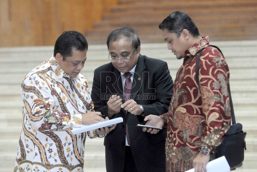 Menteri Koordinator Kemaritiman Indroyono Soesilo usai mengikuti rapat dengan DPR di Kompleks Parlemen Senayan, Jakarta, Selasa (3/1)(Republika/Agung Supriyanto)