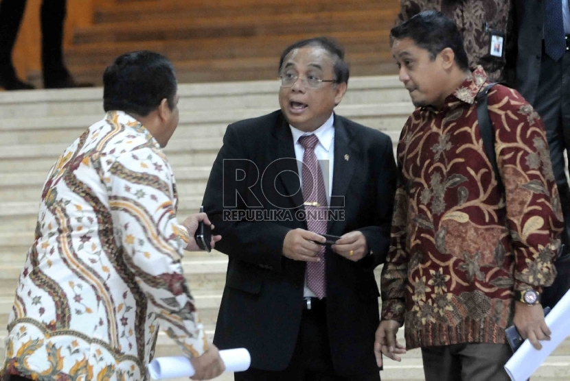 Menteri Koordinator Kemaritiman Indroyono Soesilo usai mengikuti rapat dengan DPR di Kompleks Parlemen Senayan, Jakarta, Selasa (3/1)(Republika/Agung Supriyanto)