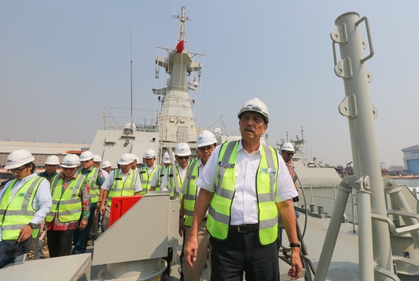 Menteri Koordinator Kemaritiman Luhut Binsar Pandjaitan (kanan) naik ke kapal Kerambit di PT PAL Indonesia (Persero), Surabaya, Jawa Timur, Senin (16/7).