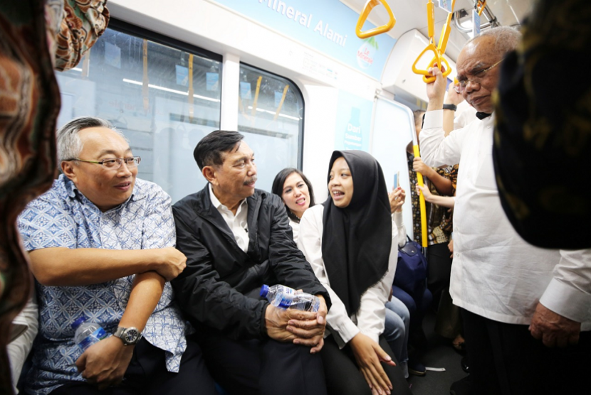 Menteri Koordinator Kemaritiman, Luhut Binsar Pandjaitan saat menjajal MRT Jakarta dari Stasiun Bundaran Hotel Indonesia, Jakarta Pusat, Kamis (29/3) sore.