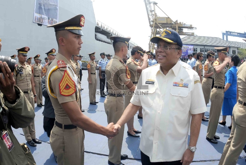 Menteri Koordinator Kemaritiman (Menko Maritim) Indroyono Soesilo memberikan ucapan kepada Taruna Taruni Akademi Angkatan Laut saat upacara penyambutan secara resmi Satuan Tugas (Satgas) Kartika Jala Krida (KJK) 2015 World Expo Milano (WEM) di Dermaga Koma