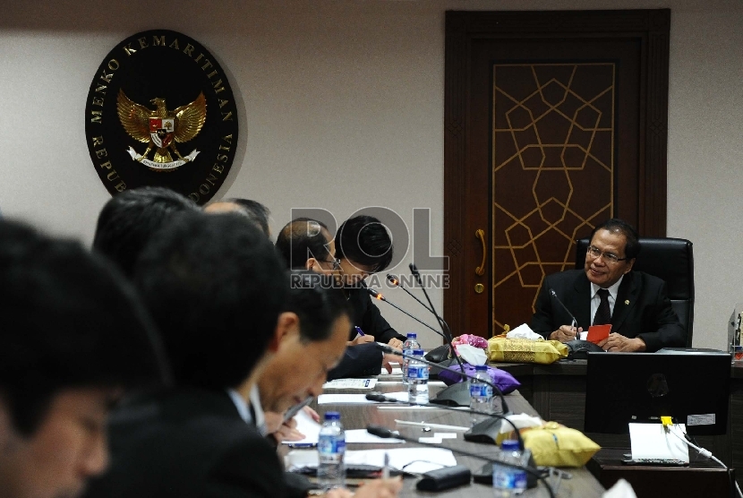 Menteri Koordinator Kemaritiman Rizal Ramli (kanan) berbicara kepada perwakilan khusus PM Jepang (kiri) saat rapat tertutup di Jakarta, Rabu (26/8).