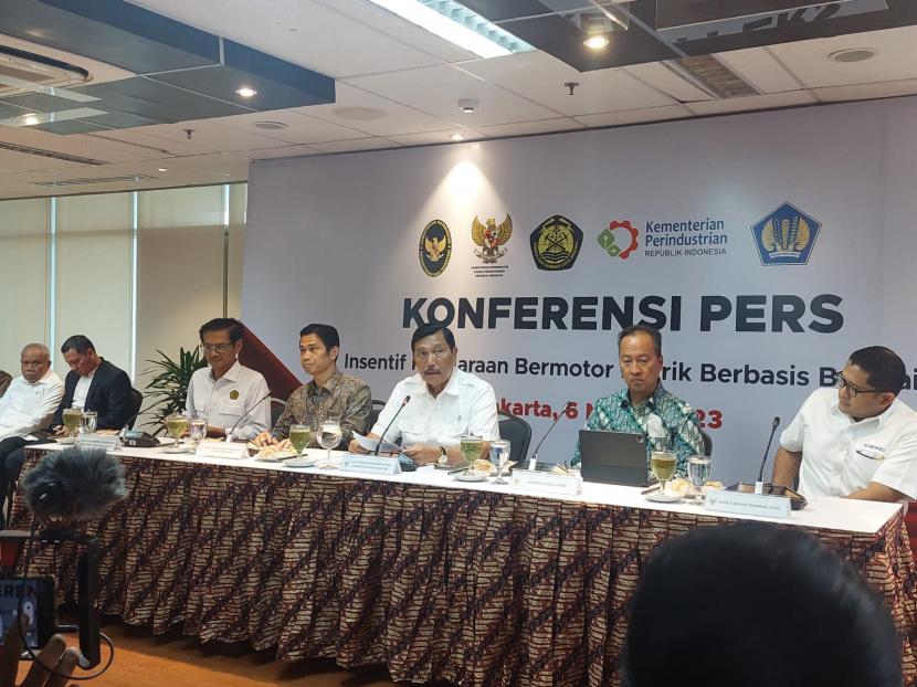 Menteri Koordinator Maritim dan Investasi Luhut Binsar Pandjaitan dalam konferensi pers insentif kendaraan bermotor listrik berbasis baterai, Senin (7/3/2023).