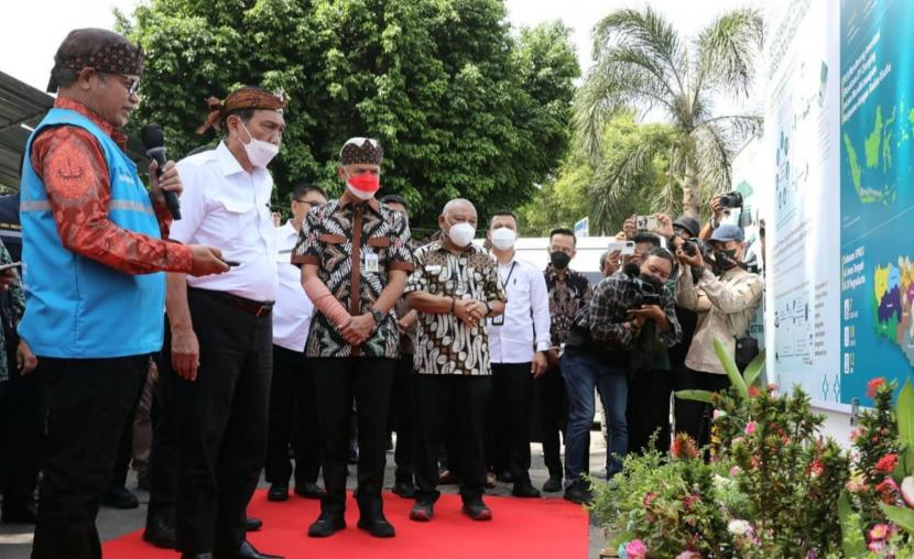 Menteri Koordinator Maritim dan Investasi (Marinves), Luhut Binsar Pandjaitan (dua dari kiri), pada acara peresmian Borobidur sebagai destinasi wisata ramah lingkungan dan berkelanjutan di kompleks Candi Borobudur, Kabupaten Magelang, Jawa Tengah, Sabtu (4/6/2022).