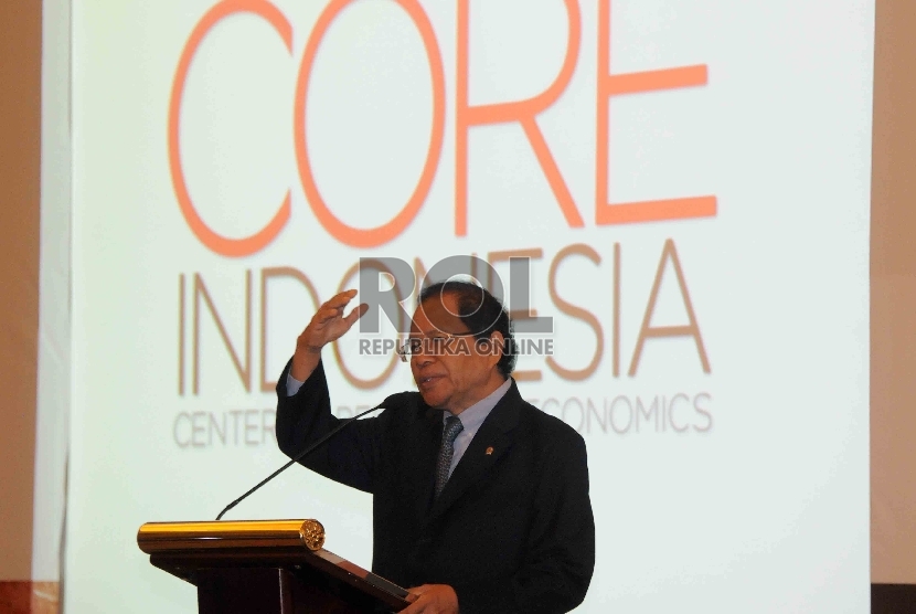 Menteri Koordinator Maritim dan Sumber Daya Manusia, Rizal Ramli memberikan sambutannya dalam Centre of Reform on Economics (CORE) Economic Outlook Indonesia 2016 di Jakrta, Rabu (18/11). 