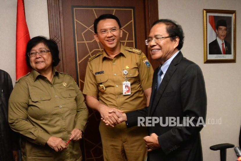  Menko Maritim dan Sumber Daya Rizal Ramli (kanan) bersama Menteri LHK Siti Nurbaya dan Gubernur DKI Jakarta Basuki Tjahaja Purnama sebelum rapat koordinasi reklamasi Teluk Jakarta di Gedung Kemnko Maritim, Jakarta, Senin (18/4).(Republika/Yasin Habibi)