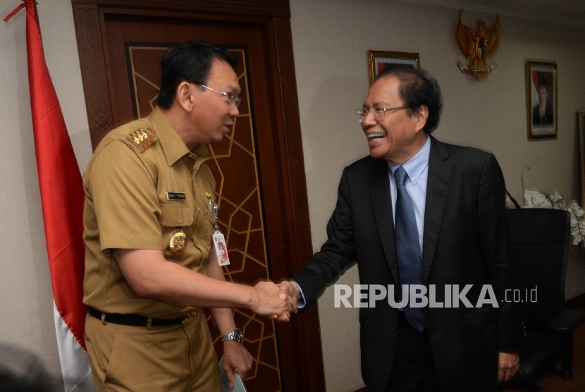 Menteri Koordinator Maritim dan Sumber Daya Rizal Ramli (kanan), dan Gubernur DKI Jakarta Basuki Tjahaja Purnama sebelum memulai rapat koordinasi dengan Kementerian/Lembaga dan Gubernur DKI Jakarta di Gedung Kemnko Maritim, Jakarta, Senin (18/4).  (Republi