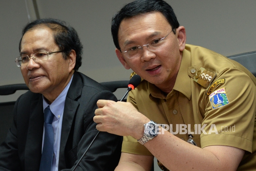 Menteri Koordinator Maritim dan Sumber Daya Rizal Ramli (kiri), dan Gubernur DKI Jakarta Basuki Tjahaja Purnama memberikan keterangan pers hasil Rapat Koordinasi Reklamasi Pantai Utara di Gedung Kemenko Maritim, Jakarta, Senin (18/4).(Republika/Yasin Habib