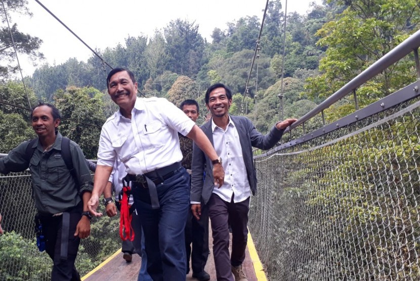 Menteri Koordinator (Menko) Bidang Kemaritiman Luhut Binsar Pandjaitan meresmikan jembatan gantung terpanjang se Asia Tenggara di Sitigunung, Kecamatan Kadudampit, Kabupaten Sukabumi Sabtu (9/3). 