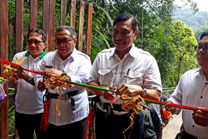 Menteri Koordinator (Menko) Bidang Kemaritiman Luhut Binsar Pandjaitan meresmikan jembatan gantung terpanjang se Asia Tenggara di Sitigunung, Kecamatan Kadudampit, Kabupaten Sukabumi Sabtu (9/3). 
