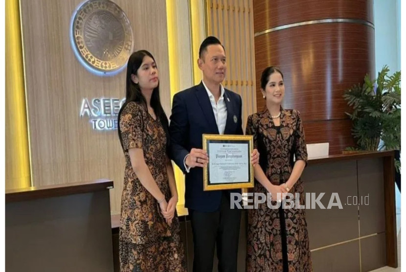 Menteri Koordinator (Menko) Infrastruktur dan Pembangunan Kewilayahan Agus Harimurti Yudhoyono (AHY) menjadi lulusan terbaik Program Doktor Sumber Daya Manusia (SDM) Sekolah Pascasajarna Universitas Airlangga (Unair).