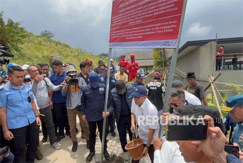 Menteri Koordinator (Menko) Pangan Zulkifli Hasan (Zulhas) memimpin penyegelan empat tempat wisata di kawasan Puncak, Kabupaten Bogor, Jabar, Kamis (6/3/2025). 