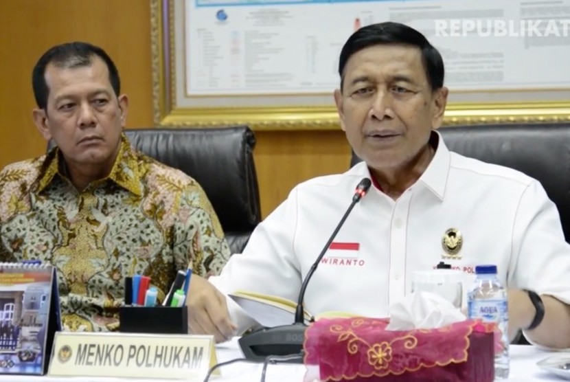 Menteri Koordinator (Menko) Politik Hukum dan Keamanan (Polhukam), Wiranto (Kanan)