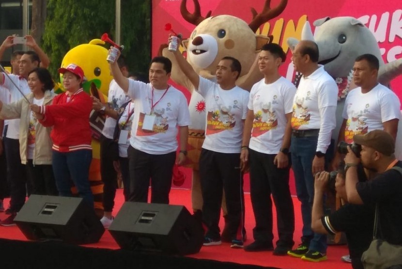 Menteri Koordinator Pembangunan Manusia dan Kebudayaan (Menko PMK) Puan Maharani (berjaket merah) melepas Fun Run Asian Games 2018 di GBK Senayan ini, Ahad (1/7). 