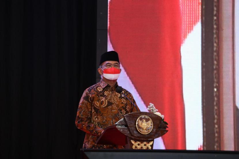 Menteri Koordinator Pembangunan Manusia dan Kebudayaan (PMK), Muhadjir Effendy. diberi arahan Presiden Jokowi untuk mengendalikan Covid-19 pada libur Natal dan Tahun Baru (Nataru).