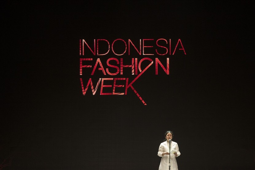 Menteri Koordinator Pembangunan Manusia dan Kebudayaan (PMK) Puan Maharani memberikan sambutan pada pembukaan Indonesia Fashion Week 2016 di Jakarta Convention Center, Jakarta, Kamis (10/3).