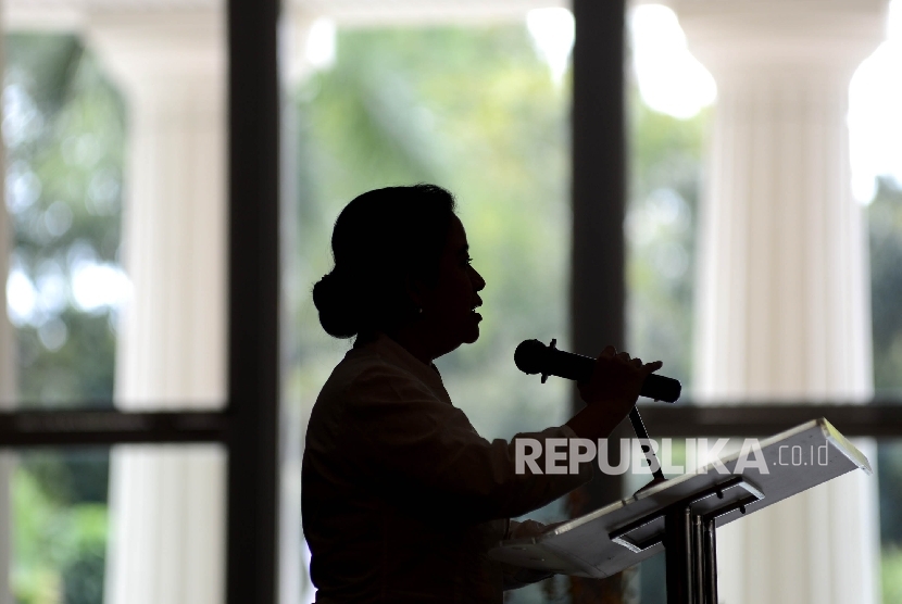 Menteri Koordinator Pembangunan Manusia dan Kebudayaan (PMK) Puan Maharani (tengah)menyampaikan pidato sambutannya pada pembukaan pameran batik nusatara di museum Nasional, Jakarta Pusat, Ahad (2/9). 