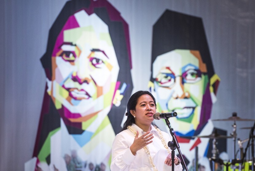 Menteri Koordinator Pembangunan Manusia dan Kebudayaan Puan Maharani memberikan sambutan saat Deklarasi Revolusi Mental di mulai dari Pendidikan di Lapangan Hall Basket, Senayan, Jakarta, Selasa (15/12).