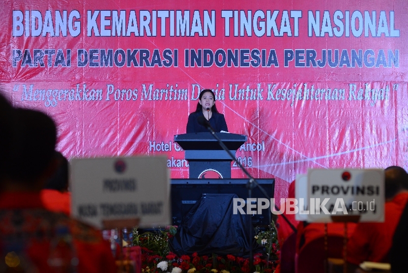 Menteri Koordinator Pembangunan Manusia dan Kebudayaan Puan Maharani memberikan kata sambutan sesaat sebelum membuka rapat kordinasi bidang kemaritiman PDIP di Jakarta, Ahad (24/4). (Republika/Raisan Al Farisi)