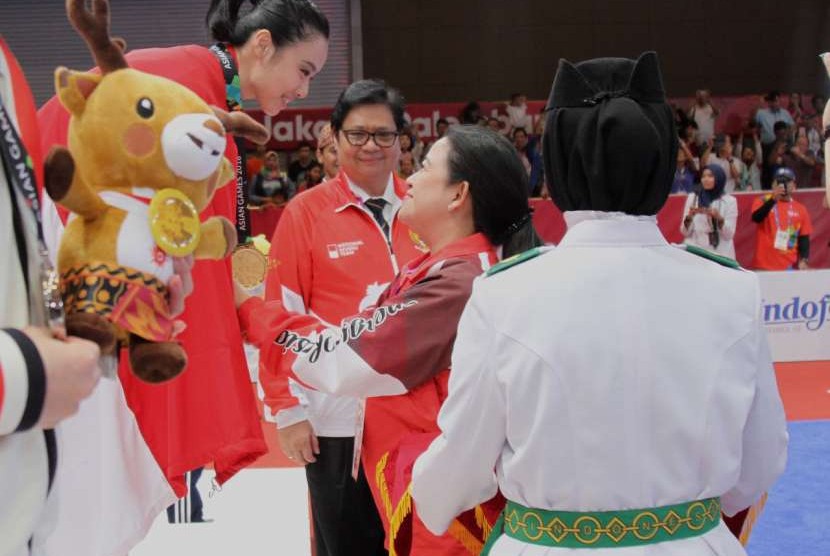 Menteri Koordinator Pembangunan Manusian dan Kebudayaan yang juga Wakil Ketua Dewan Pengarah Asian Games 2018 Puan Maharani didapuk sebagai Pengalung Medali untuk cabang olahraga Wushu. 