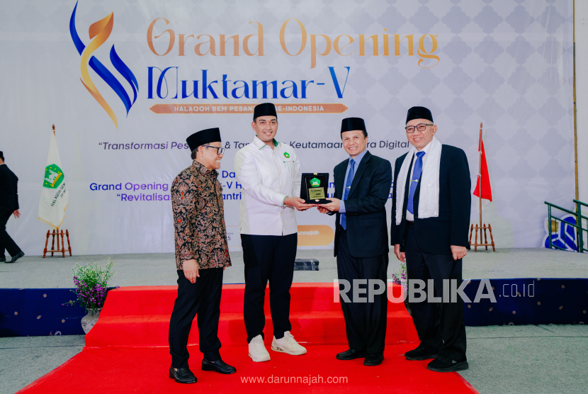 Menteri Koordinator Pemberdayaan Masyarakat Abdul Muhaimin Iskandar (Cak Imin) berdiri bersama jajaran pengurus BEM perguruan tinggi pesantren, Rektor UDN Hasan Darojat, dan Presiden UDN Dr KH Sofwan Manaf.