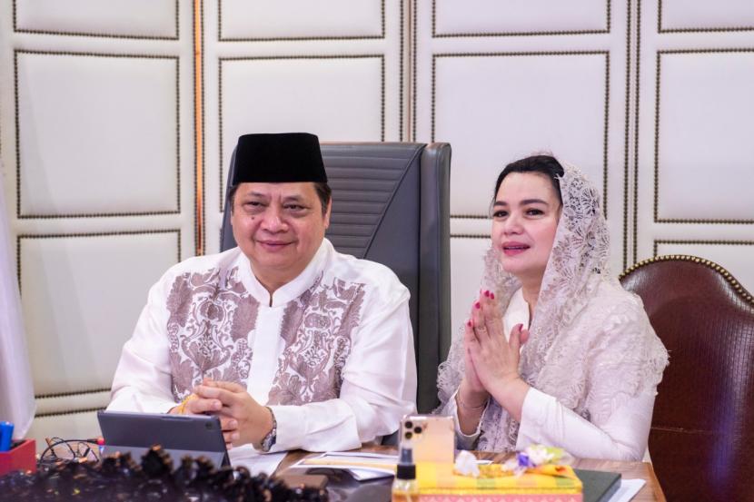 Menteri Koordinator Perekonomian, Airlangga Hartarto dan istri.