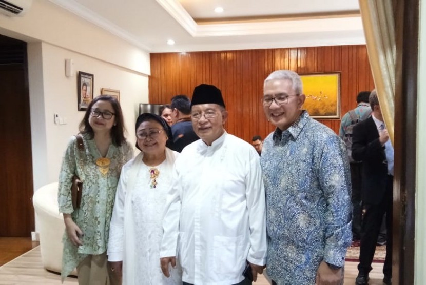 Menteri Koordinator Perekonomian Darmin Nasution beserta istri menggelar Open House di kediaman rumah dinasnya, Jalan Widya Chandra IV, Jakarta Selatan, Rabu (5/6).