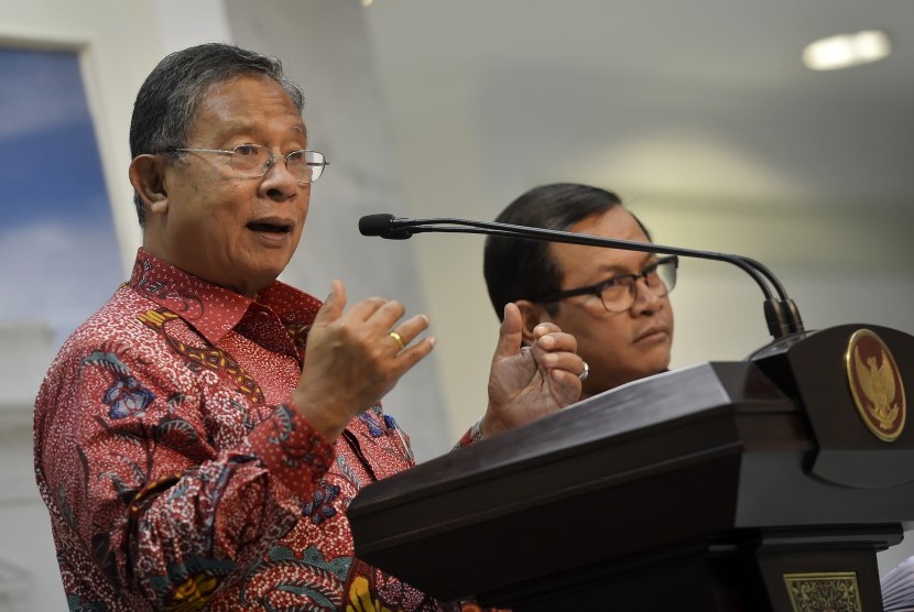 Menteri Koordinator Perekonomian Darmin Nasution (kiri) didampingi Seskab Pramono Anung (kanan) memaparkan hasil rapat terbatas membahas Penurunan Angka Kemiskinan dan Ketimpangan Ekonomi di Kantor Presiden, Jakarta, Rabu (16/3).