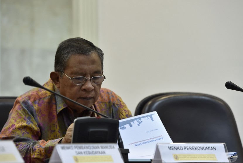 Menteri Koordinator Perekonomian Darmin Nasution mengikuti rapat terbatas di Kantor Presiden, Jakarta, Rabu (22/6). 
