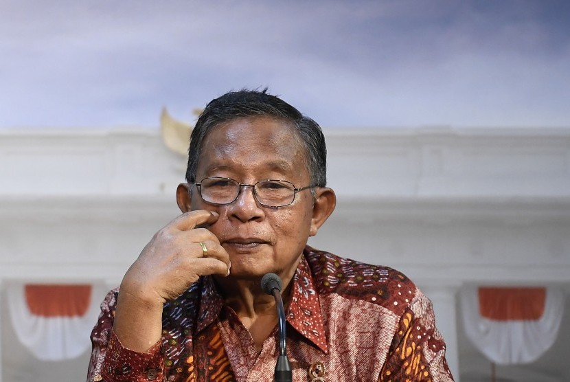 Menteri Koordinator Perekonomian Darmin Nasution mengumumkan Paket Kebijakan Ekonomi XVI di Kantor Presiden, Kompleks Istana Kepresidenan, Jakarta, Jumat (16/11/2018).