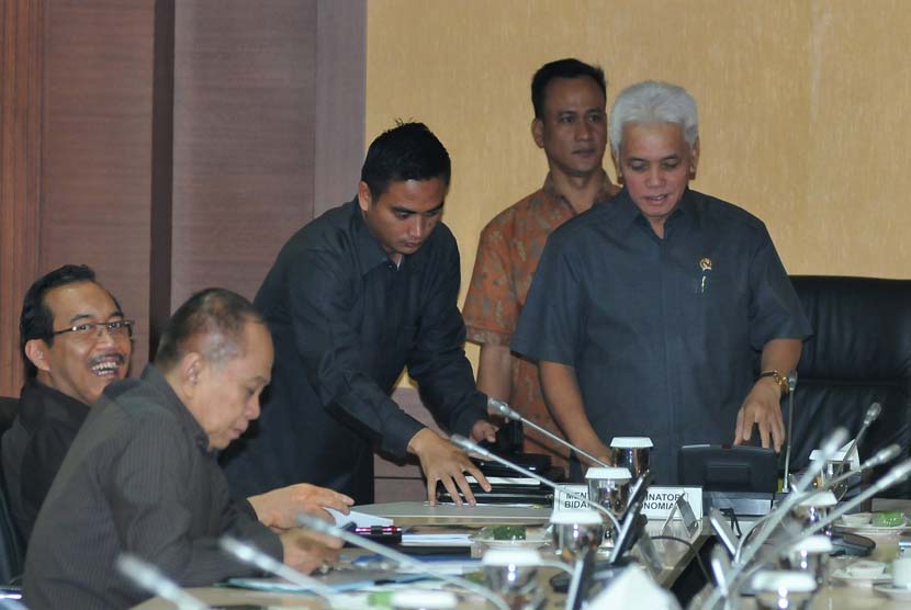 Menteri Koordinator Perekonomian Hatta Rajasa memimpin rapat koordinasi di kantor Kemenko Perekonomian, Jakarta, Selasa (28/4).