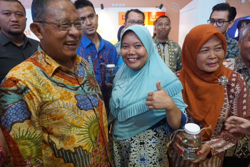 Menteri Koordinator Perekonomian Indonesia, Darmin Nasution bertemu dengan mitra usaha Amartha yakni Apsiah, pelaku usaha ikan cupang dan Ratna, pelaku usaha keset dari Ciseeng, Bogor. 