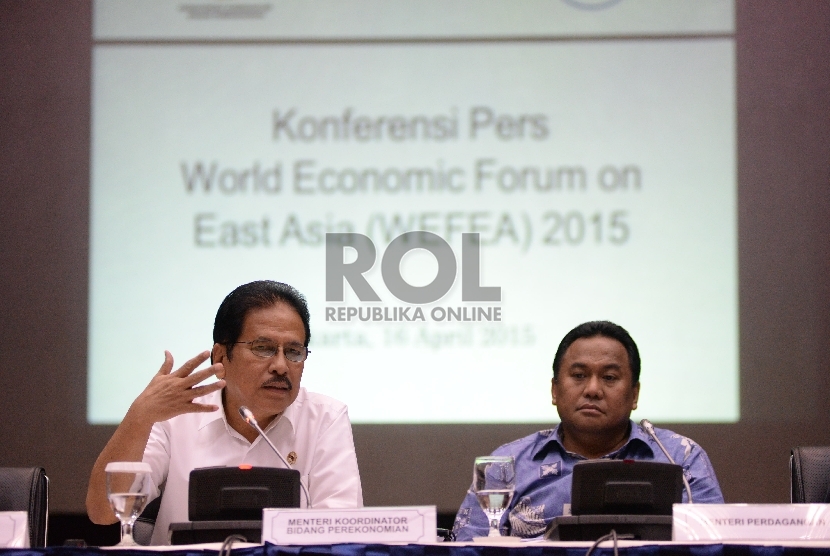 Menteri Koordinator Perekonomian Sofyan Djalil bersama Menteri Perdagangan Rahmat Gobel saat menyampaikan keterangan terkait pelaksanaan World Economic Forum East Asia di Jakarta, Kamis (16/4). (Prayogi/Republika).