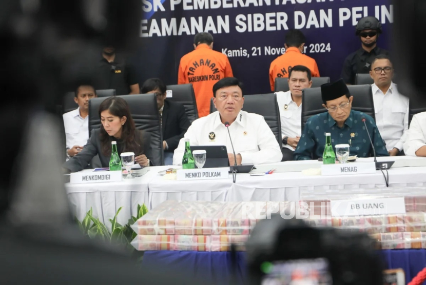 Menteri Koordinator Politik dan Keamanan (Menko Polkam), Jenderal (Purn) Budi Gunawan (tengah).