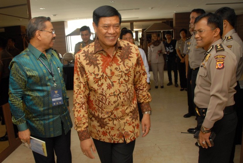 Menteri Koordinator Politik Hukum dan Hak Asasi Manusia (Menkopolhukam) Tedjo Edhy Purdijatno (tengah) menghadiri kegiatan Komisi Kepolisian Nasional (Kompolnas) di Kota Bogor, Jabar, Rabu (20/5). 