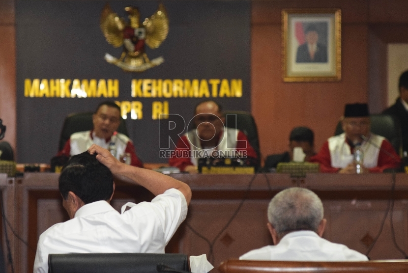 Menko Polhukam Luhut Binsar Pandjaitan memenuhi panggilan Mahkamah Kehormatan Dewan (MKD) di Kompleks Parlemen, Jakarta, Senin (14/12).  (Republika/Rakhmawaty La'lang)