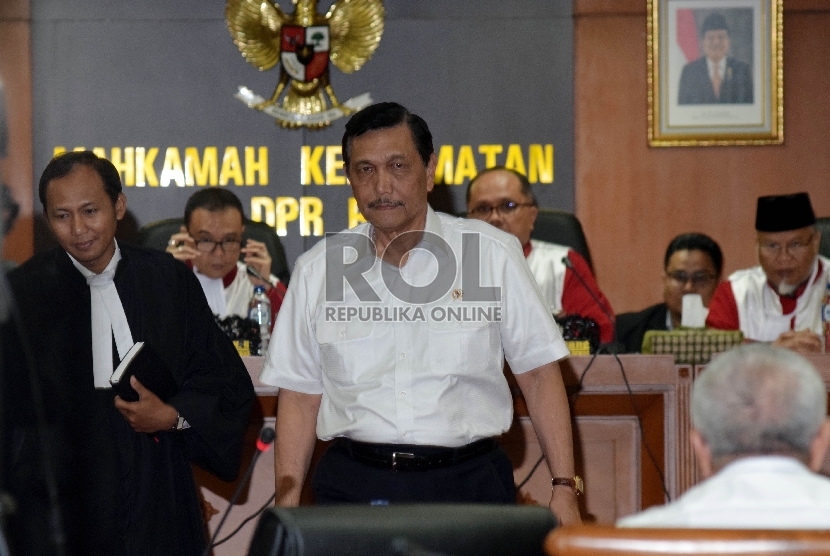 Menteri Koordinator Politik, Hukum, dan Keamanan Luhut Binsar Pandjaitan usai mengucapkan sumpah jelang menjalani sidang Mahkamah Kehormatan Dewan (MKD) di Kompleks Parlemen, Jakarta, Senin (14/12). 