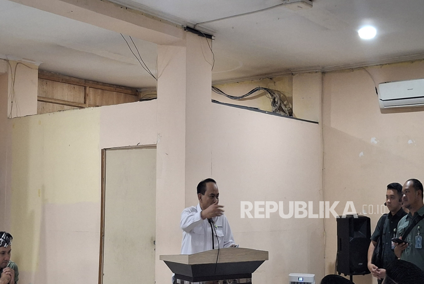 Menteri Koperasi Budi Arie Setiadi Meninjau Pelaksanaan Musyawarah Koperasi Merah Putih di Kelurahan Cibeber, Kecamatan Cimahi Selatan, Kota Cimahi, Kamis (15/5).