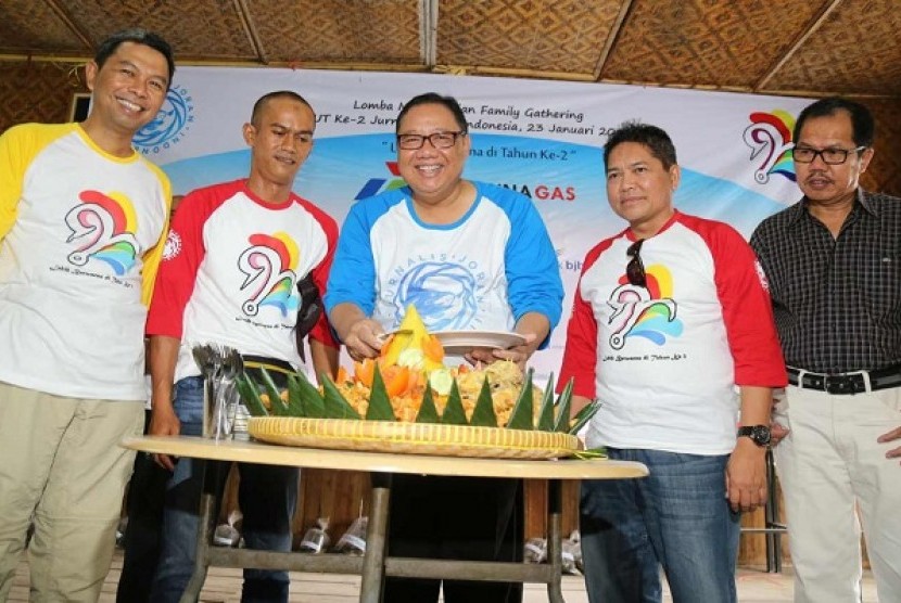 Menteri Koperasi dan UKM, AA Gede Ngurah Puspayoga (dua kanan)  menerima secara simbolis gerakan sejuta benih ikan yang diberikan oleh Ketua Panitia Aziz Indra (dua kiri) disaksikan Deputi IV bidang Koordinasi SDM, Iptek dan Maritim, Kemenko Bidang Maritim
