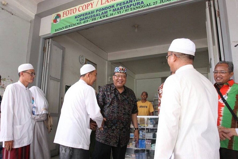 Menteri Koperasi dan UKM AAGM Puspayoga mengunjungi Koperasi Pesantren Mart Darussalam di Martapura