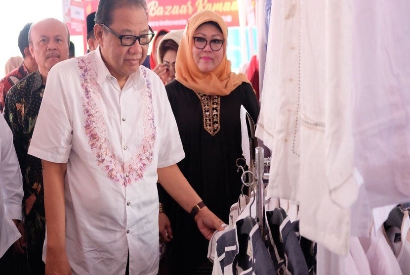 Menteri Koperasi dan UKM AAGN Puspayoga membuka acara Bazaar Murah Smesco Indonesia