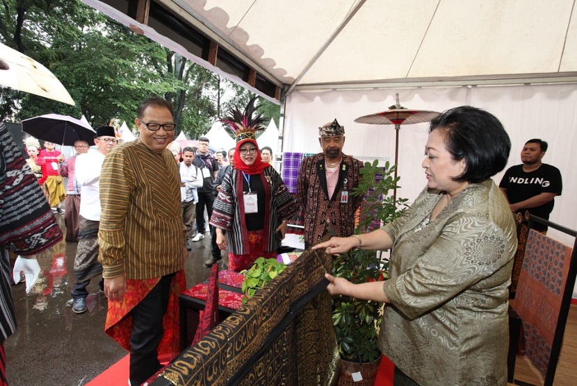 Menteri Koperasi dan UKM AAGN Puspayoga menghadiri Festival Sarung Indonesia 2019 yang digelar di Plaza Tenggara, Gelora Bung Karno (GBK), Jakarta, Ahad (3/3).