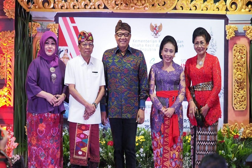 Menteri Koperasi dan UKM AAGN Puspayoga (tengah) kala membuka gelaran Bali Smesco Festival, Sabtu (20/4)