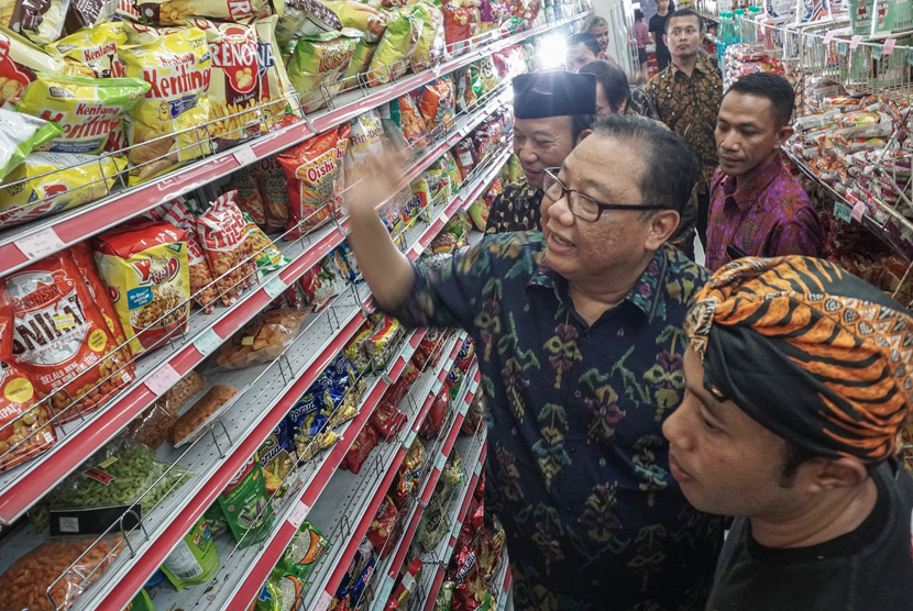  Menteri Koperasi dan UKM Anak Agung Gede Ngurah Puspayoga (tengah) mengamati produk UKM di Koperasi Bina Usaha Mandiri Profesional, Purwokerto, Banyumas, Jateng.